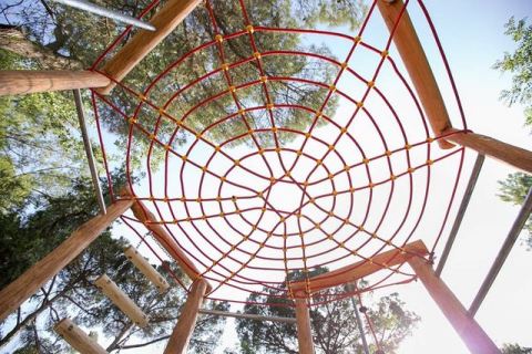 Parku per femije ne liqenin artificial Tirane